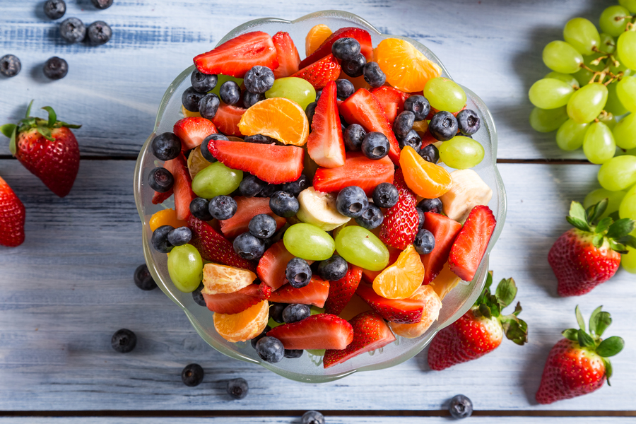 Frutas de primavera coloridas em uma cumbuca 