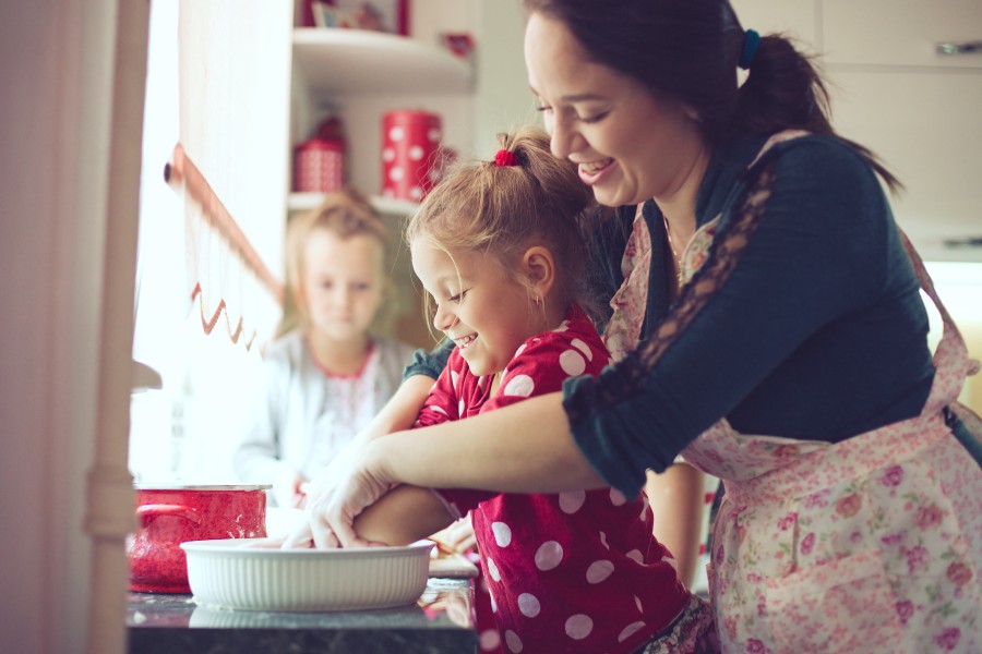 entreter crianças na cozinha