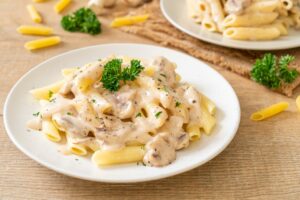 Aprenda a Fazer Macarrão com Molho Branco Cremoso em Casa