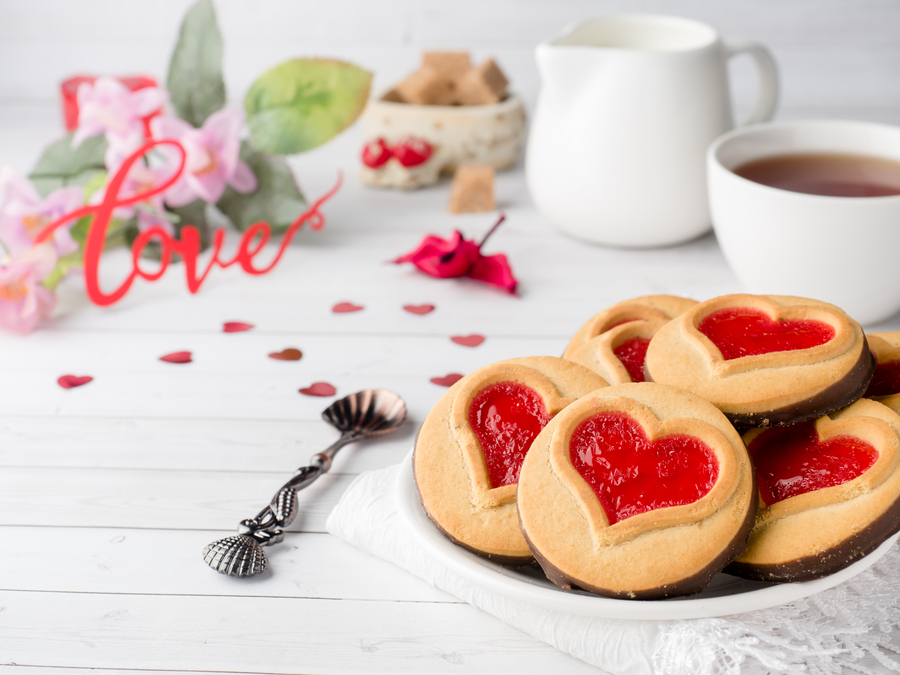 Biscoitos em formato de coração para um jantar de Dia dos Namorados