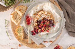 Brie folhado com frutas vermelhas